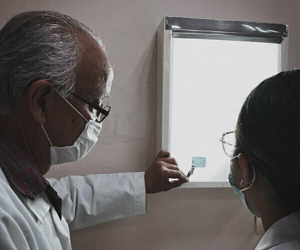Profesor y Estudiante observando una radiografía